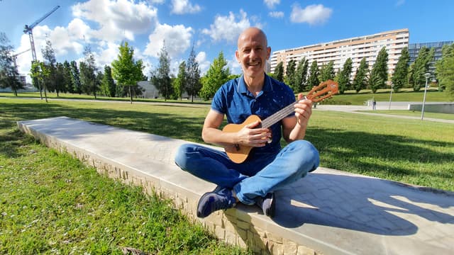 Carlos Mercier teaching